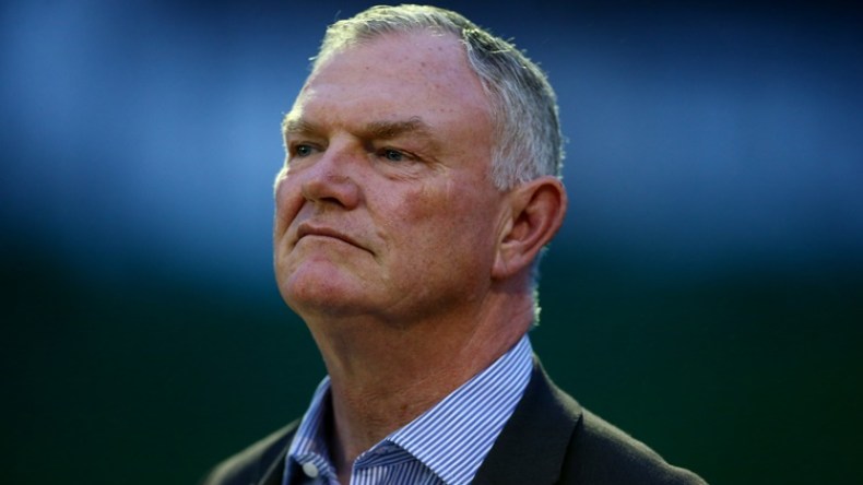 التصريحات العنصرية تُطيح بِرئيس اتحاد الكرة الإنجليزي