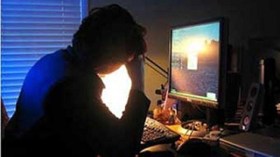 دراسة: الجلوس أمام التلفزيون والكمبيوتر ليلا يزيد من فرص الإكتئاب