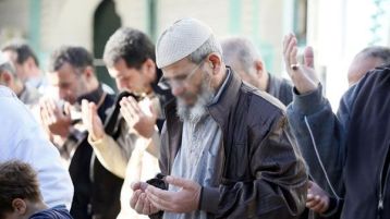 صلاة للغيث وأخرى على “طالبيه”