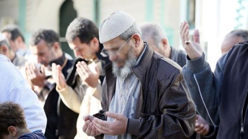 صلاة للغيث وأخرى على “طالبيه”