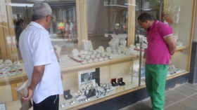 الأنصار يتحولون من تشجيع الخضر إلى تجارة الهواتف النقالة والذهب