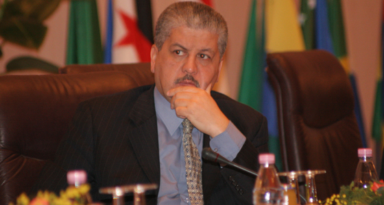 Angry people throw stones on Sellal in Oum Bouagui