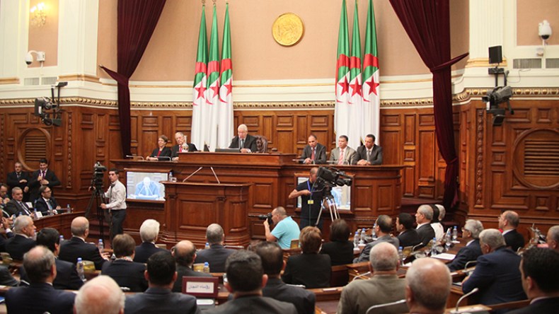 “الشكارة” والرقاة والإدارة… أسلحة المتنافسين على مقاعد “السيناتورات”