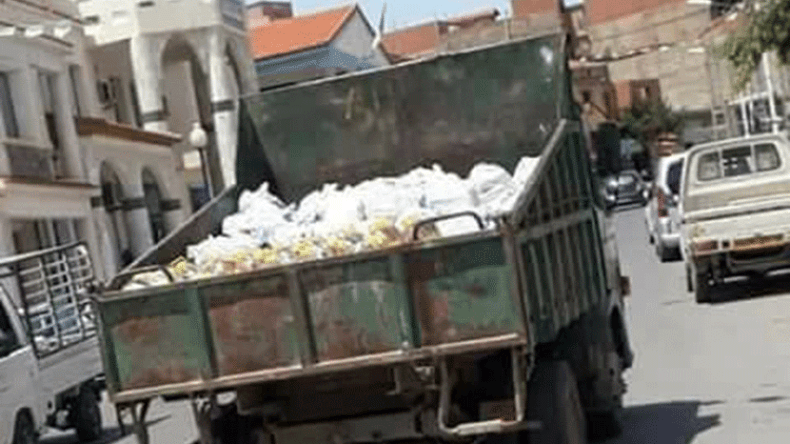 قفة رمضان توزع في شاحنة القمامة بسطيف