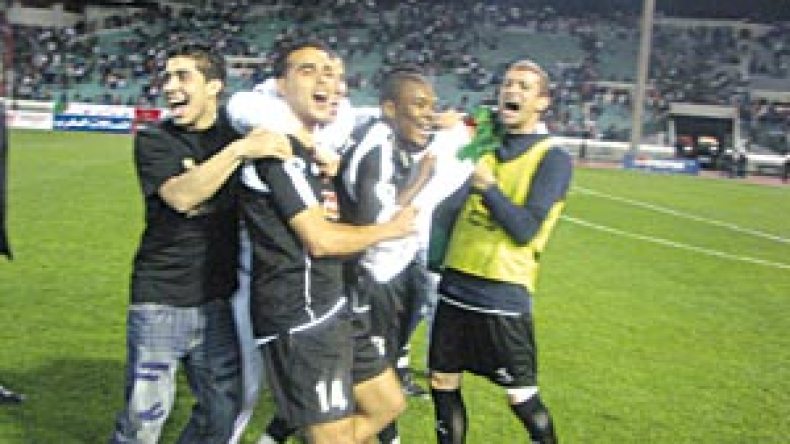 لاعبو الكحلة ومسؤولوها يهدون الفوز لبوتفليقة والشعب الجزائري