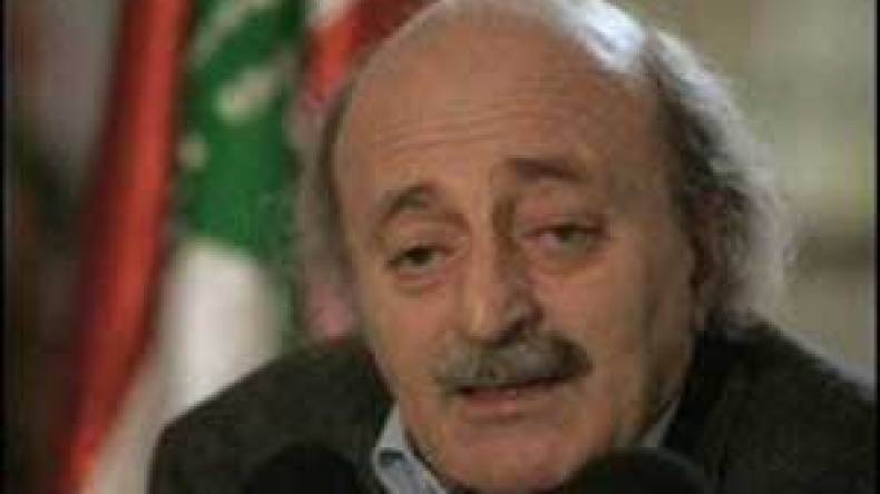 جنبلاط يدعو لطرد السفير الإيراني ومنع الطيران الإيراني من استخدام مطار بيروت