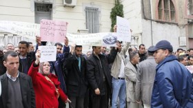 الأمن يطارد المحتجين والأساتذة المضربون “يعتذرون” للتلاميذ