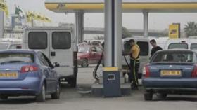 طوابير‭ ‬بمحطات‭ ‬الوقود‭ ‬ومواطنون‭ ‬يستنجدون‭ ‬بـ‮”‬العولة‮”‬‭ ‬لمواجهة‭ ‬الخوف