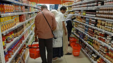 Algerian citizen spends twice his wage in food that is thrown into garbage