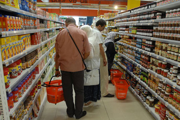 Algerian citizen spends twice his wage in food that is thrown into garbage