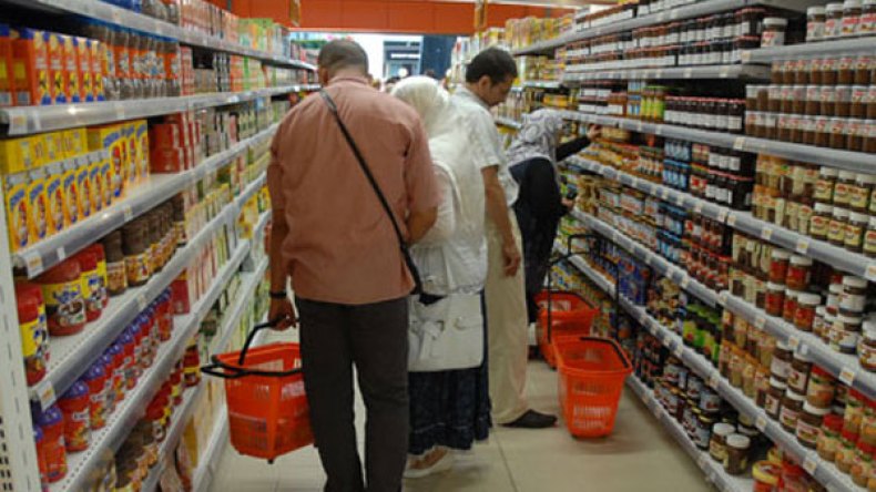 الجزائري ينفق ضعف راتبه في مواد “تستهلكها” المزابل