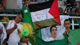 أنصار‭ ‬الخضر‭ ‬يتحدون‭ ‬الإنجليز‭ ‬والأمريكان‭ ‬بأعلام‭ ‬فلسطينية