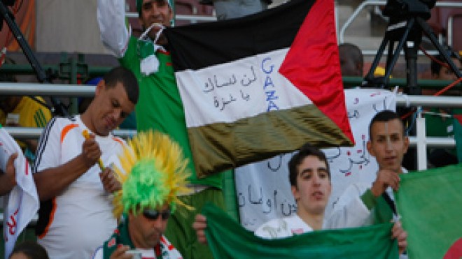 أنصار‭ ‬الخضر‭ ‬يتحدون‭ ‬الإنجليز‭ ‬والأمريكان‭ ‬بأعلام‭ ‬فلسطينية