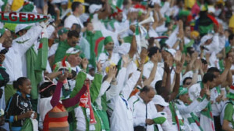 غياب الإنجازات السياسية والاجتماعية دفع الجزائريين إلى تحويل الكرة إلى قضية وطنية