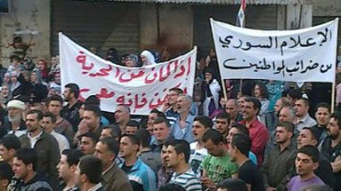 Syrie : des milliers de manifestants enterrent leurs morts