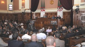 خصم أجور السيناتورات المتغيّبين وفضحهم بنشر صورهم