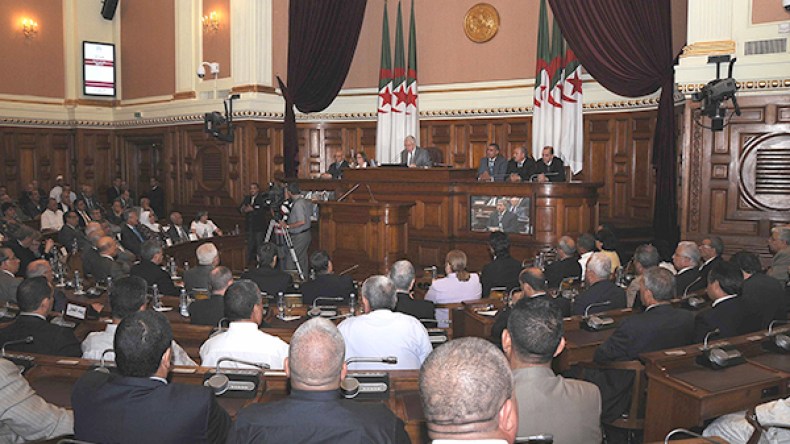 خصم أجور السيناتورات المتغيّبين وفضحهم بنشر صورهم