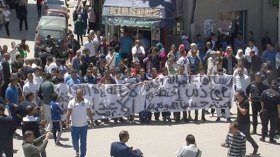 أهالي وجيران أيمن يحتجون أمام المحكمة ويطالبون بالقصاص