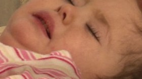 مأساة رضيعة ولدت سليمة.. شلّت عميت وطرشت قبل العامين