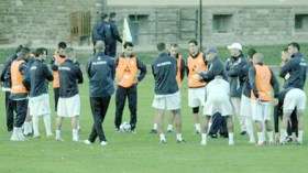 سعدان  يتصل  بالاحتياطيين  الخمسة  ويحضرهم  لأي   طارئ