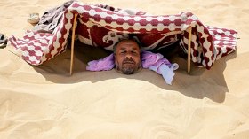 مرضى الروماتيزم يتسابقون للردم في رمال “بريزينة” في عزّ الحرّ؟ !
