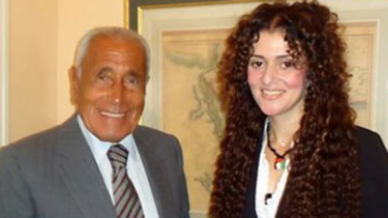 ضباط إسرائيليون يهينون صحفية فلسطينية في مطار القاهرة