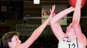 لاعبة السلة العالمية “رغايسية” تكتشف عائلتها في ڤالمة