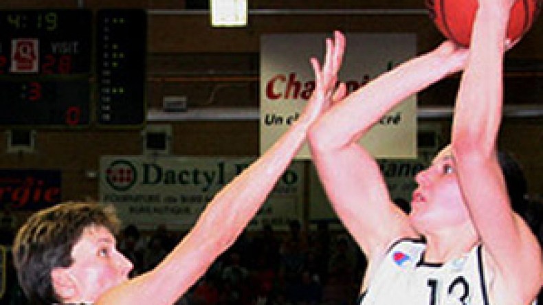 لاعبة السلة العالمية “رغايسية” تكتشف عائلتها في ڤالمة