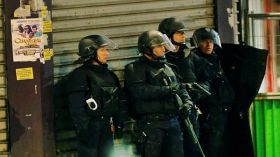 إطلاق نار وانفجارات في عملية للشرطة الفرنسية في ضاحية سان دوني