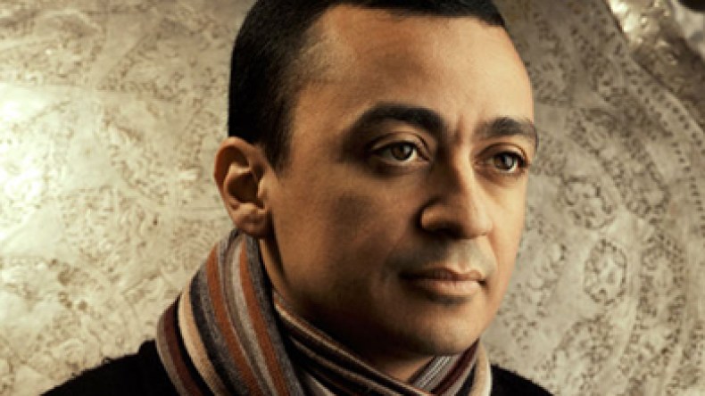 يدعو للتطبيع مع اليهود بالأدب والموسيقى: الكاتب الجزائري باشي يشارك الإسرائيليين احتفالهم