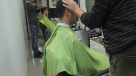 صحة.. نظافة.. جمال و”بوليتيك” أيضا.. وصالونات تتحول إلى استوديهات لـ”راديو طروطار”