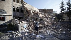 قوات يمنية تدعمها السعودية تدخل ميناء ميدي