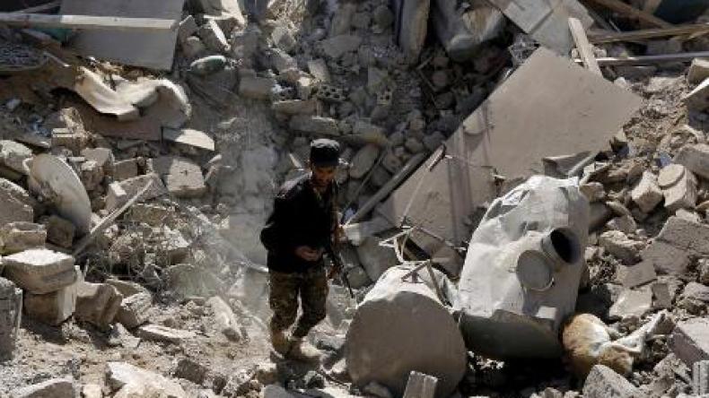 23 قتيلاً في ضربة جوية دمرت مصنعاً في اليمن