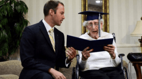 عجوز أمريكية تستلم شهادة الثانوية وتجهش بالبكاء من شدة فرحتها