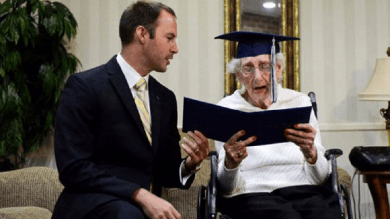 عجوز أمريكية تستلم شهادة الثانوية وتجهش بالبكاء من شدة فرحتها