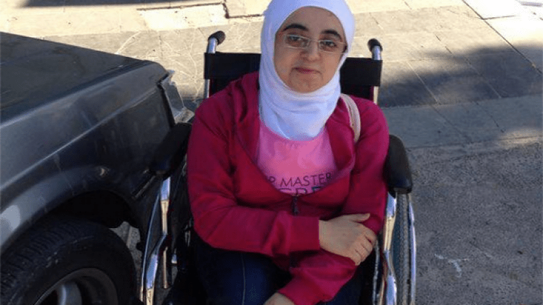 منى عمقي.. معاقة سورية تلقّن العالم درسا في الوطنية