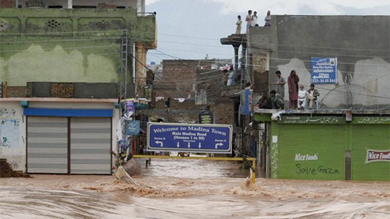 60 قتيلا في فيضانات وانهيارات ارضية ضربت باكستان