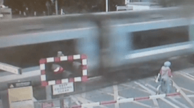 قطار يحمل شبح الموت في اللحظة الأخيرة كاد يفتك بفتاة