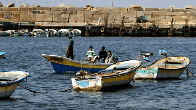 الزوارق الإسرائيلية تستهدف الصيادين الفلسطينيين