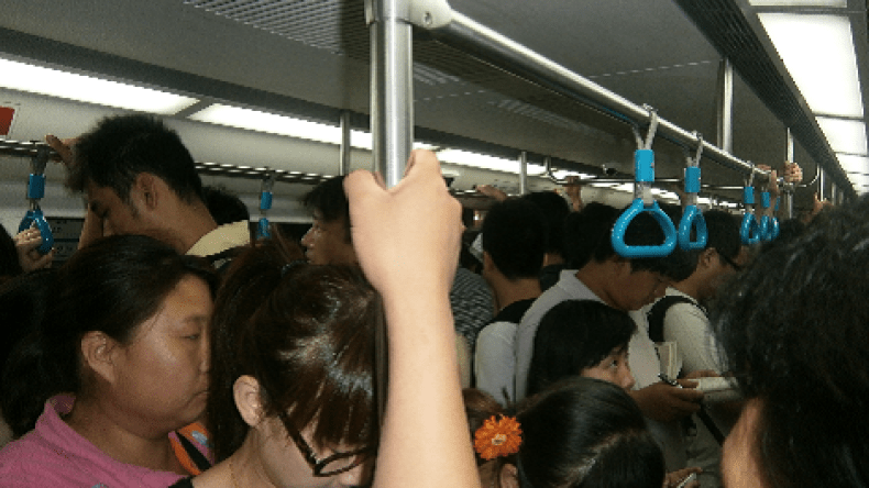 الصين: الشرطة تحث النساء على ارتداء ملابس محتشمة في المواصلات العامة