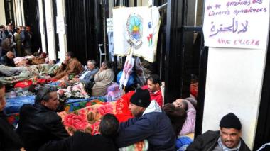 800 Customs Officers Sit-In Near The UGTA to Support Their Hunger-Striker Colleagues