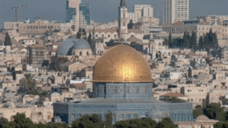 مستوطنون يحرقون مركبات وحدائق بالقدس المحتلة
