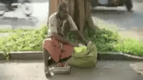 موقف إنساني مؤثر لطفل