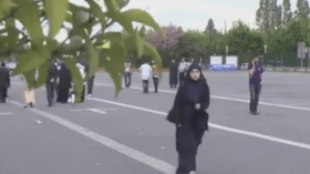 طالبة غير محجبة تخوض تجربة لبس الحجاب بشوارع باريس!