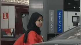 على غير العادة.. محطة وقود مصرية توظف سيدات!