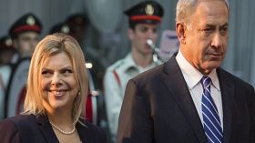 لماذا استجوبت الشرطة الإسرائيلية زوجة نتنياهو؟