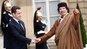 ثلاث حقائب أموال من القذافي لساركوزي