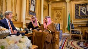 كيري يؤكد وجود “تحالف وصداقة قوية” بين أمريكا والسعودية