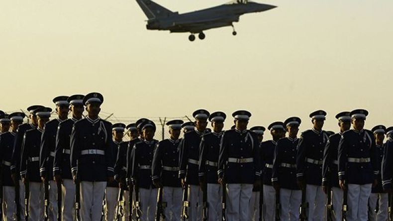 القوات السعودية تسقط صاروخاً أطلقه الحوثيون