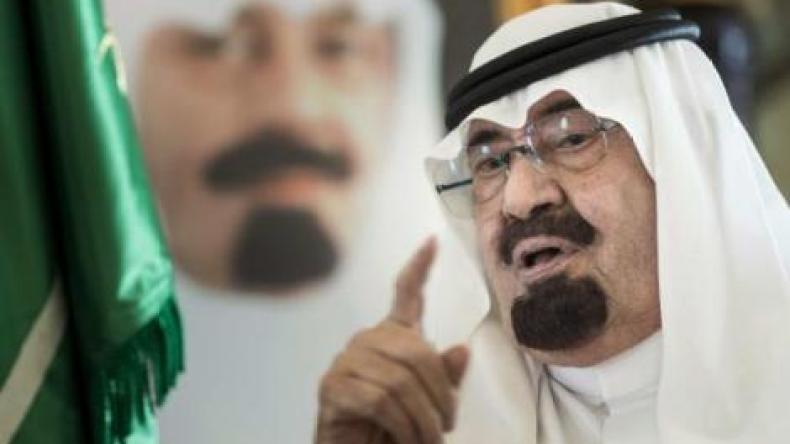 الملك السعودي يتعهد بسحق الإرهابيين